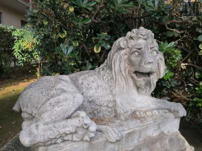 E qui scoviamo una possente statua di leone...